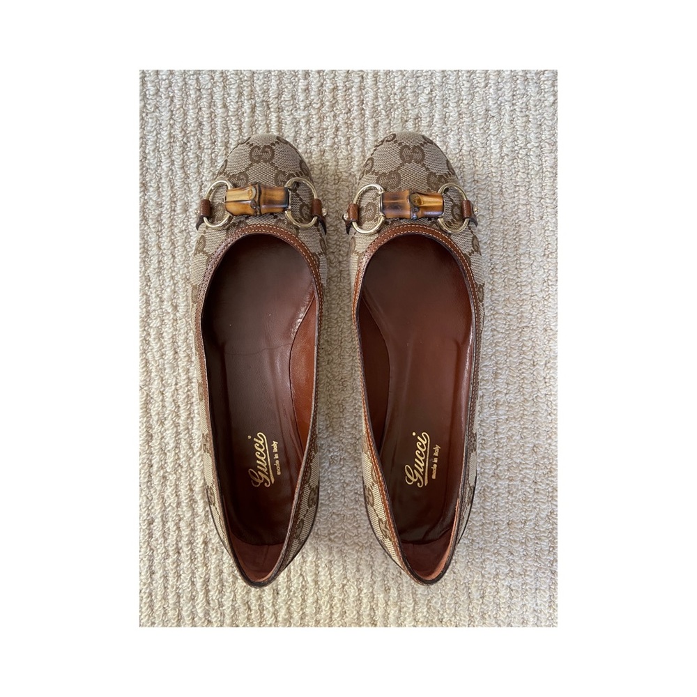 VINTAGE GUCCI BALLET FLATS WITH BAMBO HARDWARE DETAIL IN SIZE 8.5B.